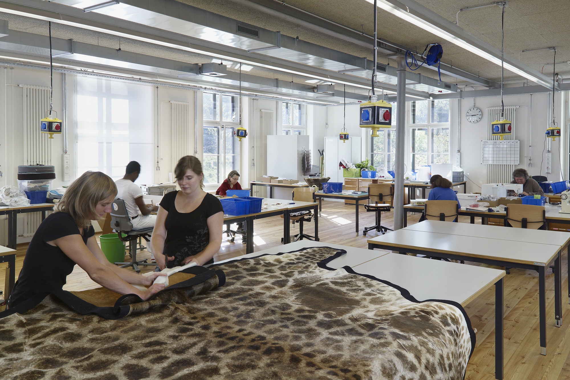 Die Textilwerkstatt ist in einem grosszügigen Fabriksaal untergebracht (© Theodor Stalder, Zürich)